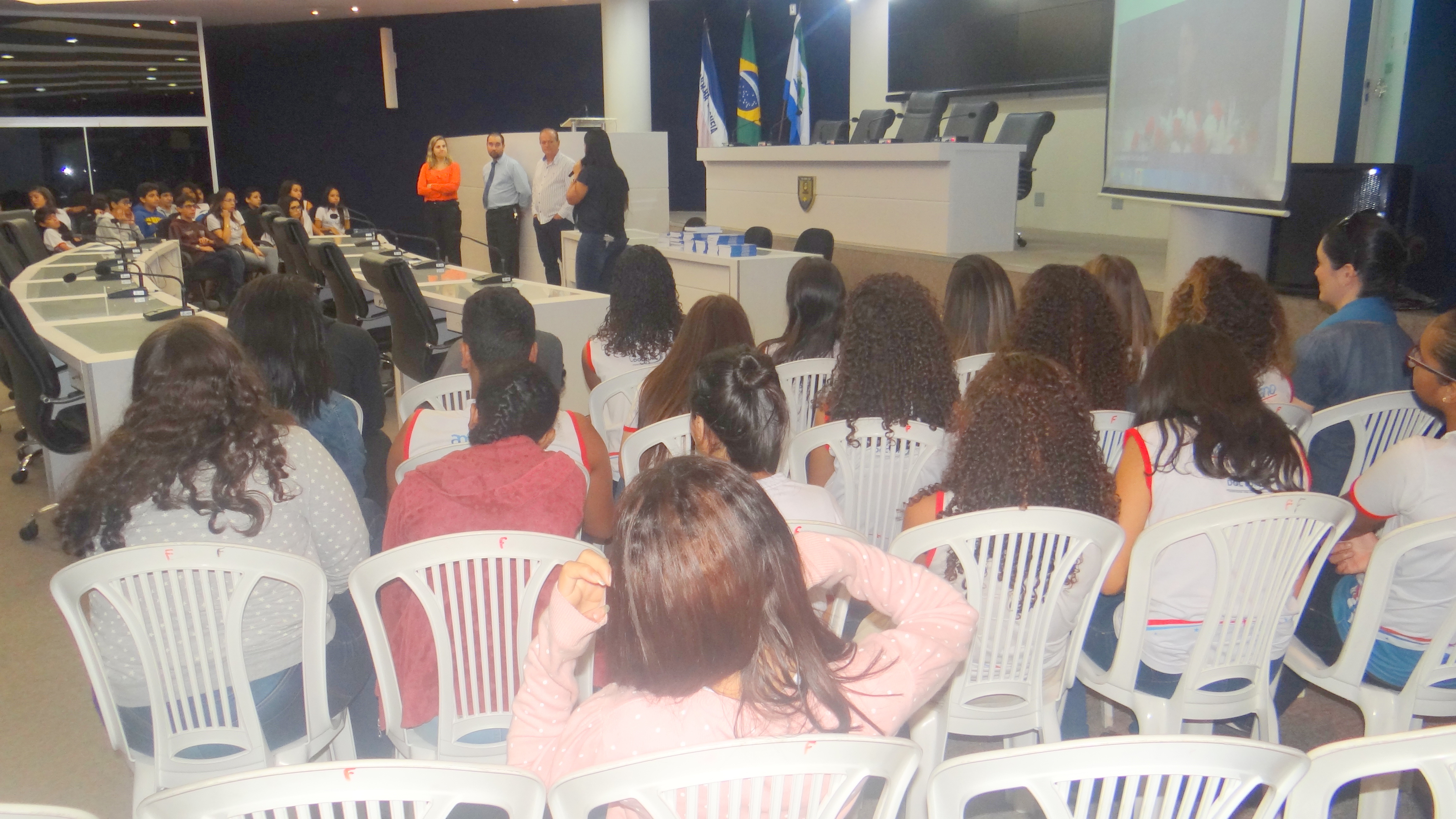 Projeto Câmara Escola recebe alunos do Colégio Americano