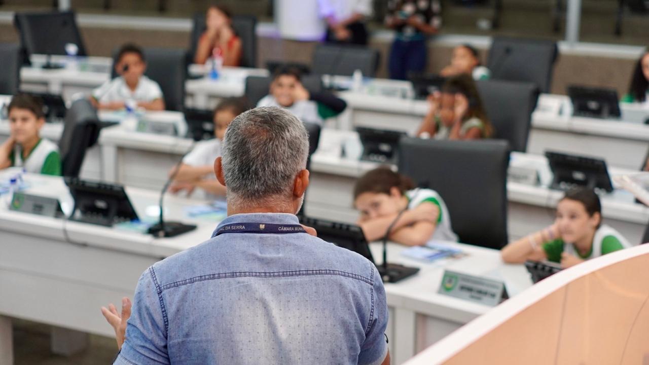 NOTÍCIA: Alunos da EMEF Dom José Mauro Pereira Bastos visitam a Câmara Municipal da Serra