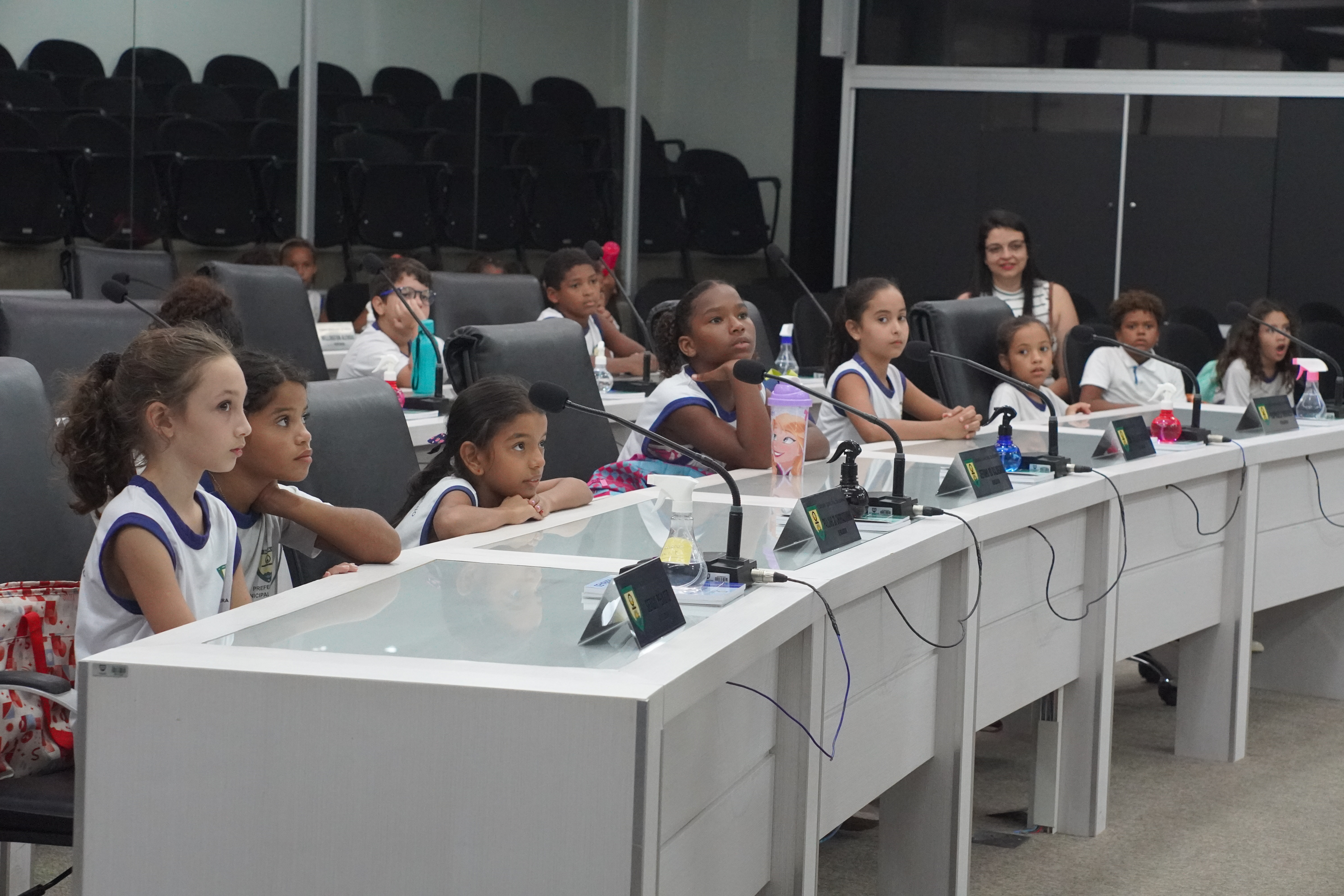 Projeto Escolas na Câmara Retorna e Abre Espaço para Estudantes Conhecerem o Poder Legislativo